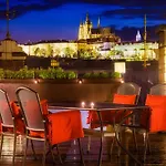 Triplex Kings Apartment In Old Town