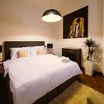 Triplex Kings Apartment In Old Town