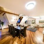 Triplex Kings Apartment In Old Town