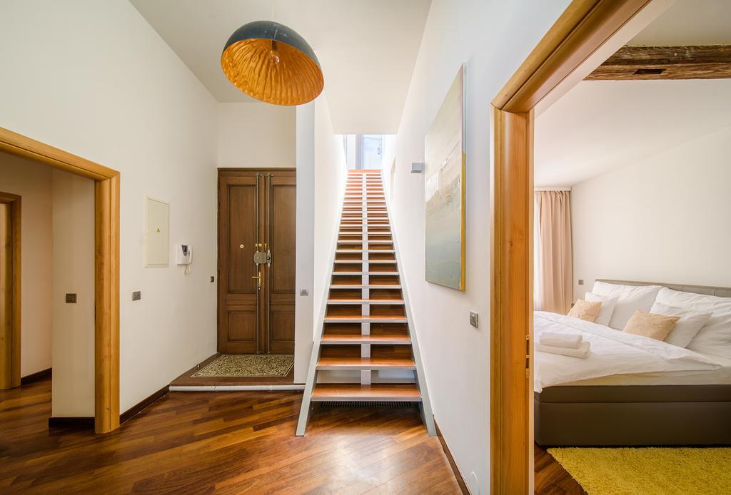 Triplex Kings In Old Town Apartment