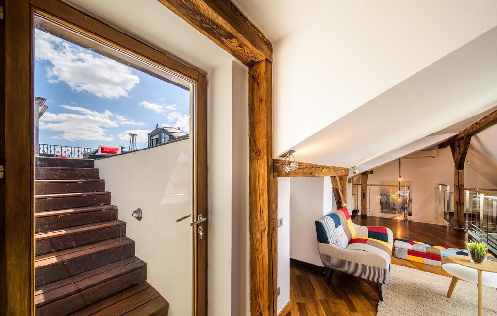 Triplex Kings In Old Town Apartment