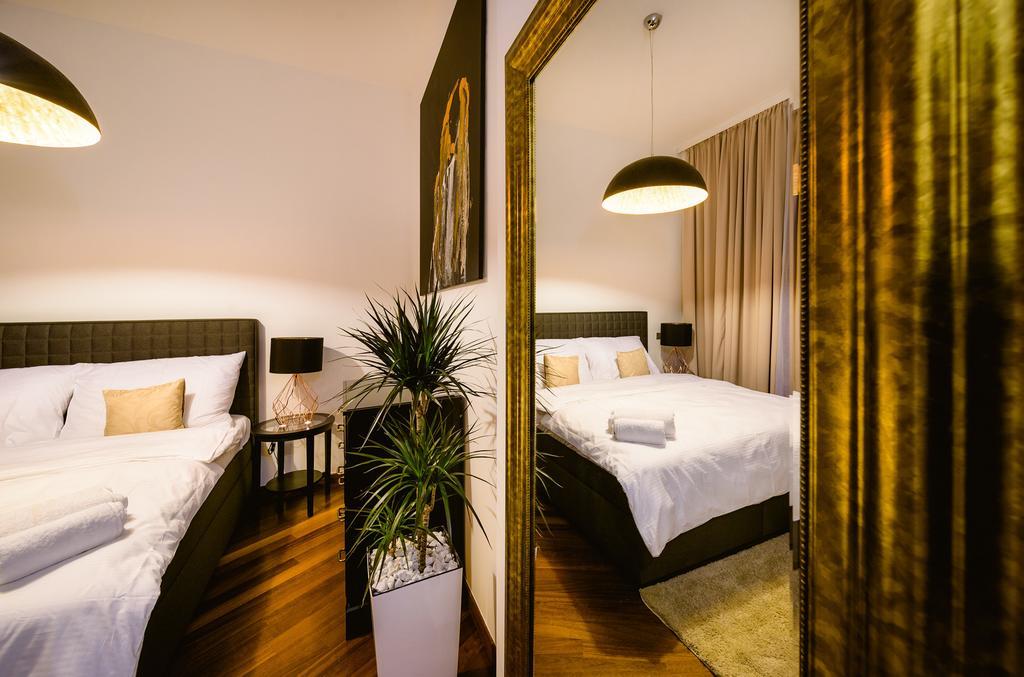 Triplex Kings In Old Town * Prague