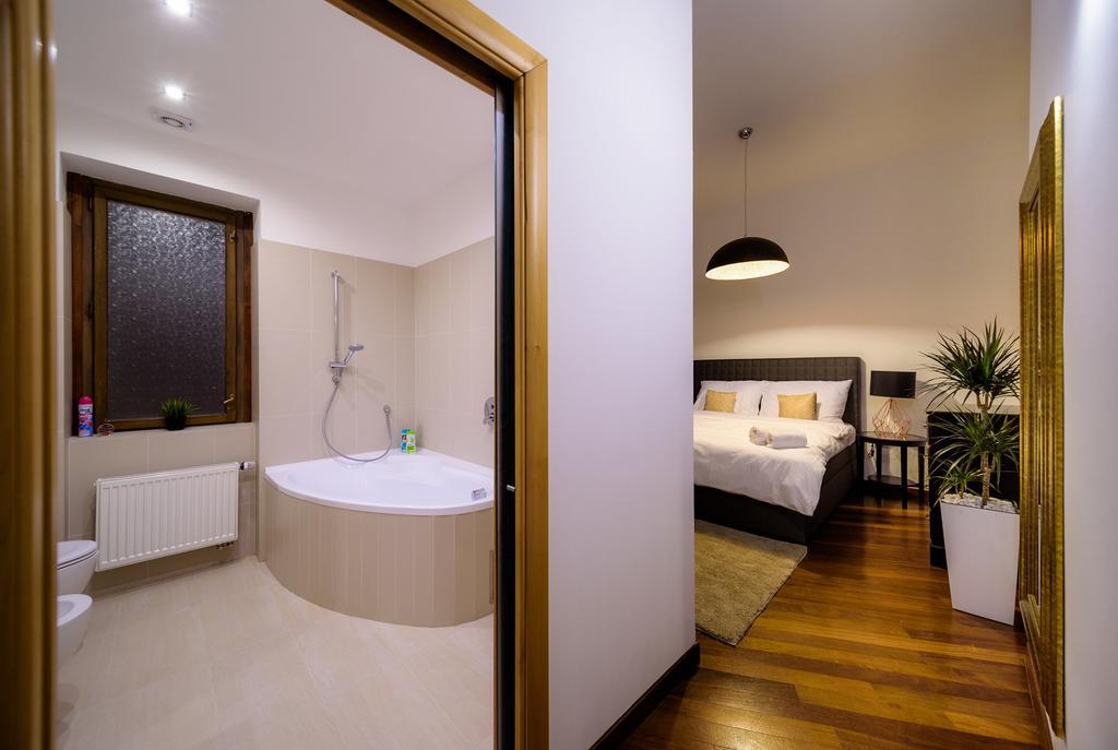 Triplex Kings In Old Town Apartment *