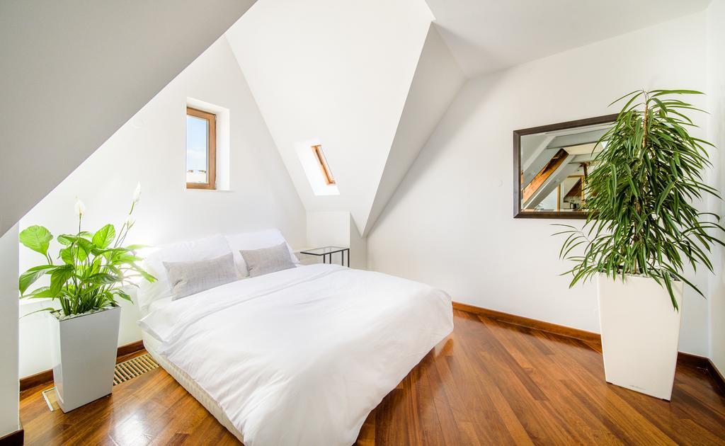 Triplex Kings In Old Town Prague