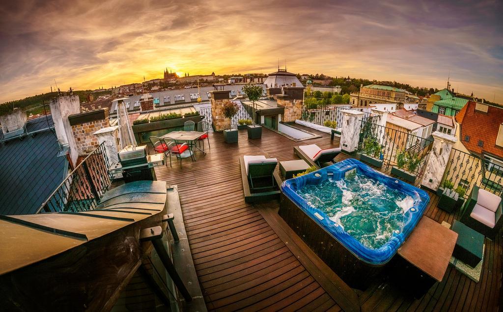 Triplex Kings In Old Town Prague